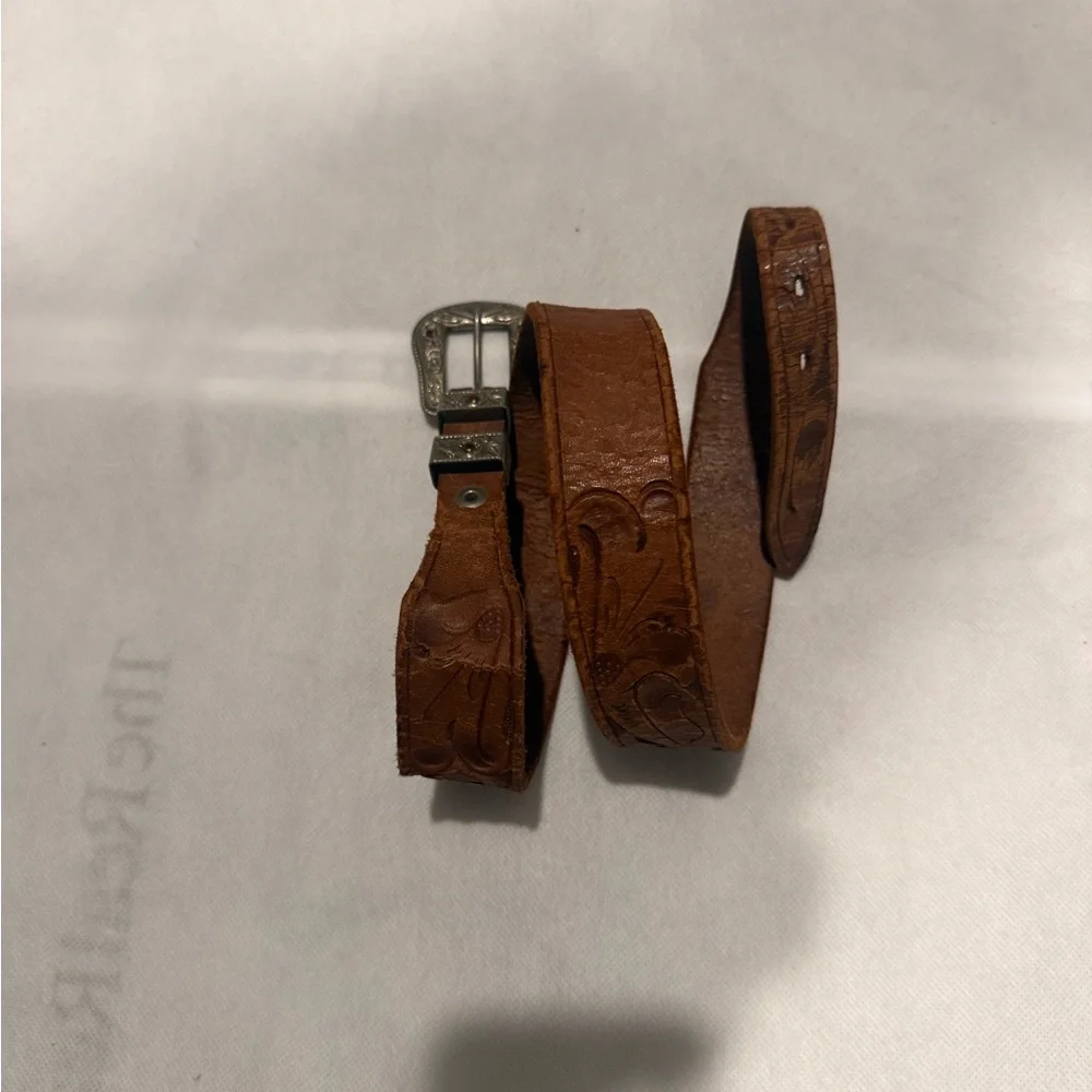 Vintage 100% tooled leather brown belt. Vintage western buckle with red gem - Picture 1 of 7